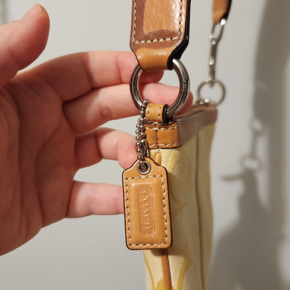 Small 💛 Classic yellow Coach shoulder bag - Picture 4 of 11
